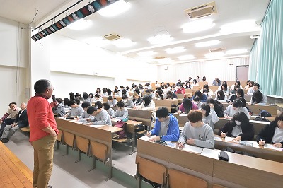 写真：短大幼児教育学科1年生全員を前に講義を実施するあべ先生