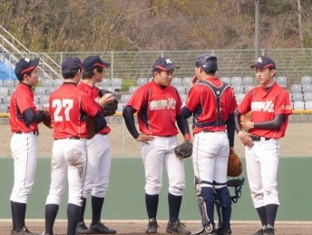 野球部員がマウンドでミーティング