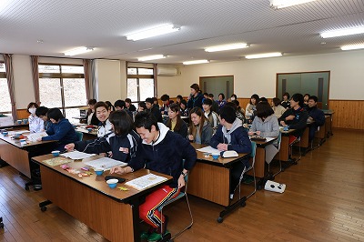 写真：席に座って研修を受ける学生