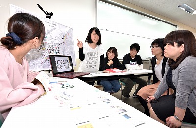 写真：教員も熱心に他の研究室の活動について聞き入る