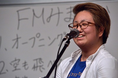 写真：熱唱する学生1人