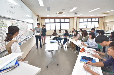 写真：発表担当の3名がかわるがわる説明