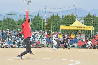 写真：チャレンジマッチの様子。はっとり選手の本気のピッチングにくらいつく受講者