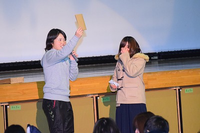 写真：ビンゴ大会の様子。進行の学生の様子