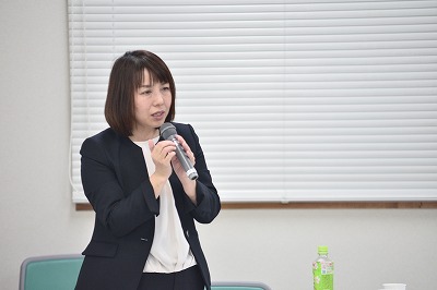写真：フォーラムの情報交換のあとに、講評する講師のやまもとみやこさん