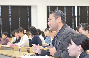 写真：卒業研究発表に質問をする食物学科教員