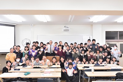 写真：講義後に先生を囲んで記念撮影