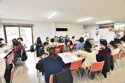 写真：栄養教育担当の学生の熱心な発表と熱心に聞き入る食事の提供を受けた学生たち