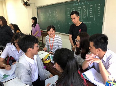 ベトナムの学生と教室で交流する様子