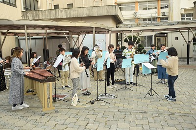 中庭で演奏する吹奏楽部員たち