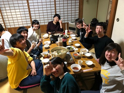 夕食を多人数で楽しむ学生