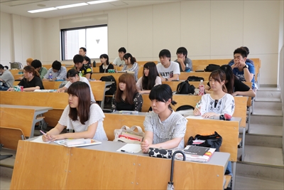 写真：真剣に話を聞く学生