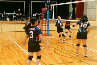 写真：試合で声をかけあう美作大学の選手