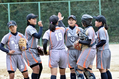 写真:マウンド上で自分たちを鼓舞する内野陣6人