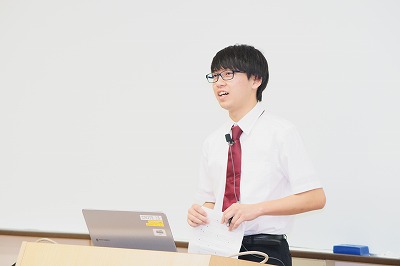 写真：質疑応答に答える発表者