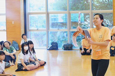 写真：自分たちが普段学んでいるペープサートで子どもたち向けの遊びを紹介する