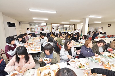 写真：栄養教育担当の学生の熱心な発表と熱心に聞き入る食事の提供を受けた学生たち
