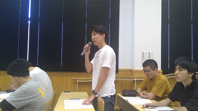 質問する学生