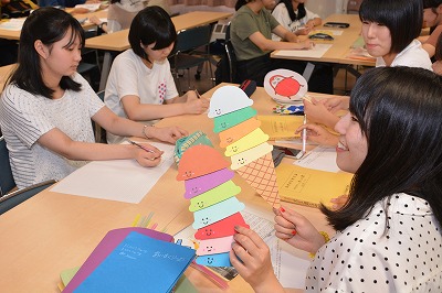 作成したおもちゃを披露する学生