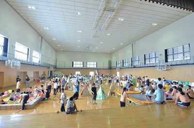 写真：親子で運動あそびの会場の美作大学体育館の様子