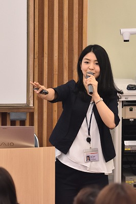 写真：身振りてぶりで熱心に話す講師