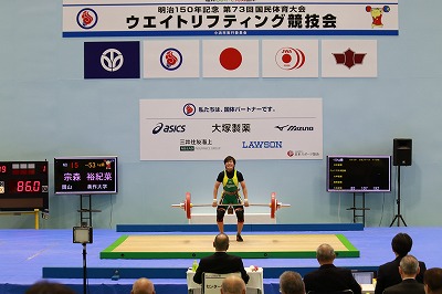 写真：力を入れて挙上動作に入る宗森さん