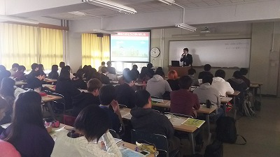 写真：年金セミナーを熱心に聞く学生たち