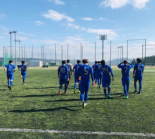 写真：ベンチより試合に向かう選手たち