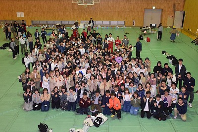 体育館での集合写真　約270名
