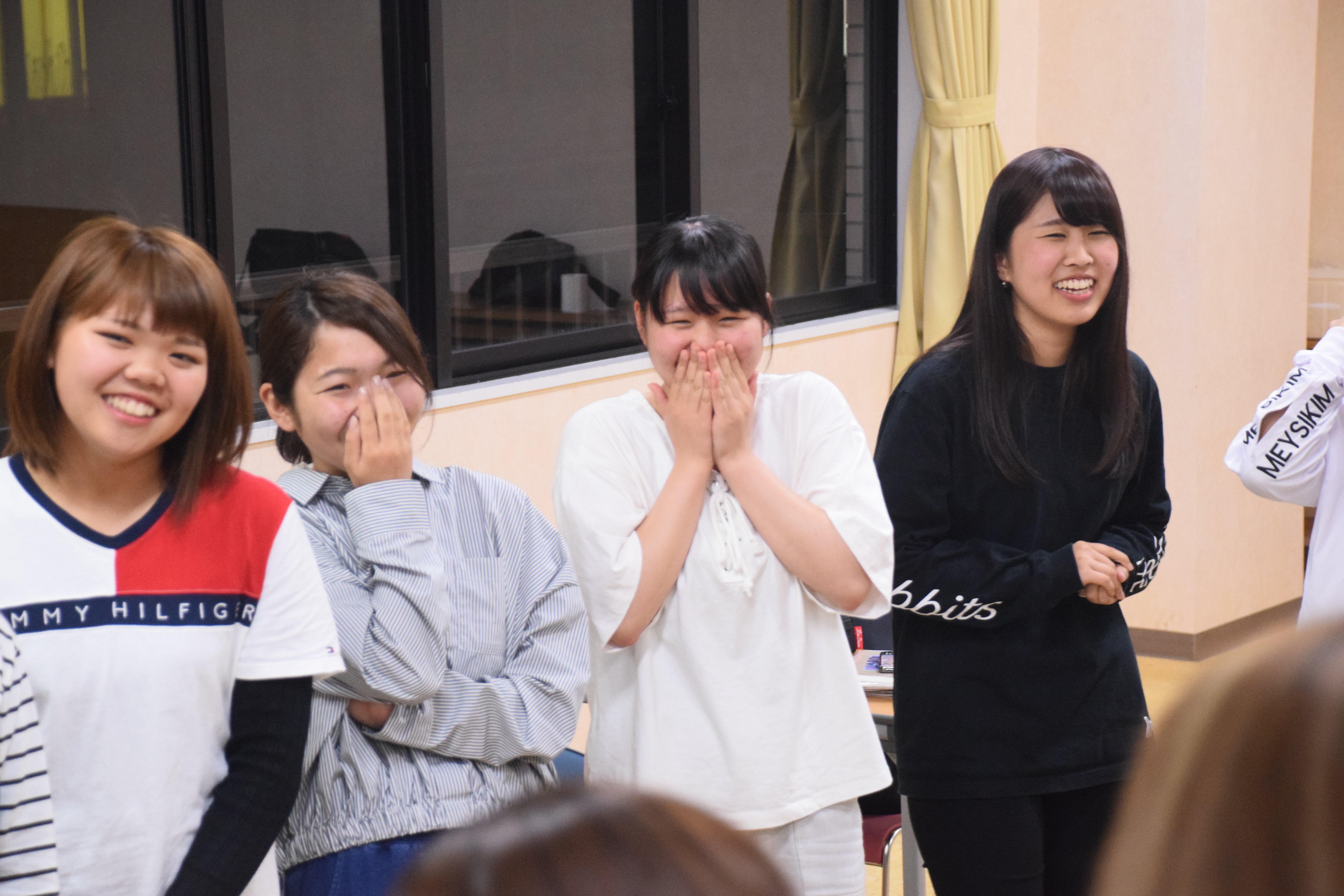 交流ゲームを楽しむ学生
