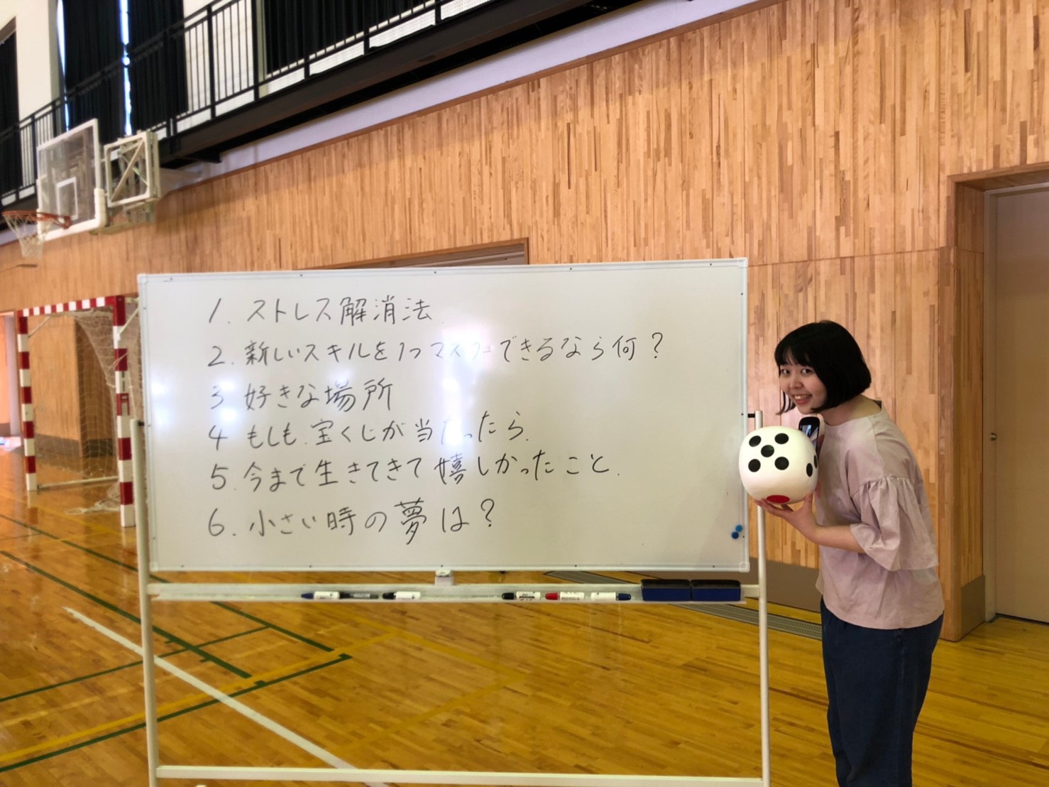ホワイトボード前で説明する姿