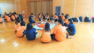 救命救急士の話を聞く学生