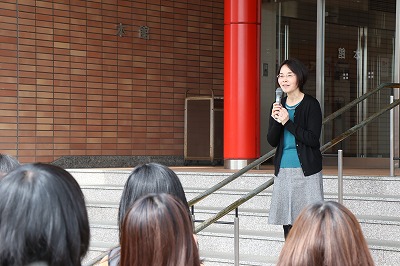 写真：スピーチする小阪学科長