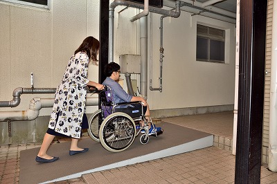 写真：学内に設置されたスロープを昇る学生