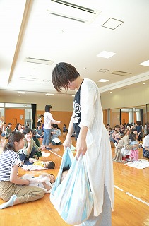 写真:タオルを使った親子あそびに挑戦する参加者親子
