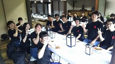 写真：手伝いを前に精進カレーをいただく学生