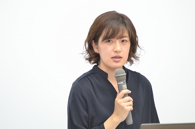 写真：熱心に話をする先輩社会福祉士