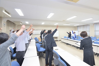 写真：出席者全員で宗森さんの健闘を祈ってえいえいおー