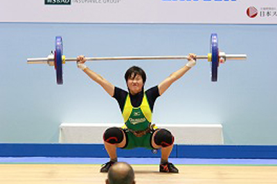 写真：スナッチで挙上し、立ち上がるタイミングを見計らう宗森さん