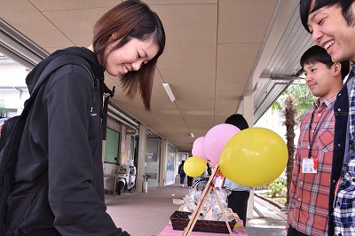 写真：どれを買うか迷っている学生