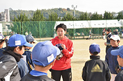 写真：受講者を前に熱心に話をすることう選手