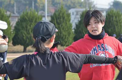 写真：熱心に投手講習をおこなうしげふじ選手