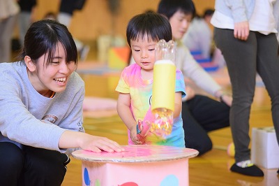 学生と子供が遊ぶ姿