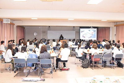 高校生に説明する様子