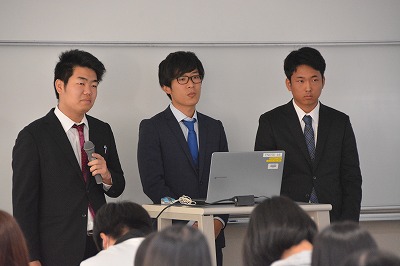 発表する学生の様子