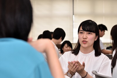写真：質問に受け答えする学生スタッフ