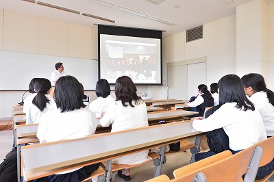写真；幼児教育学科学科長による学科の教育内容の説明