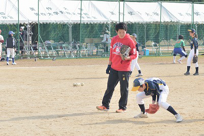 写真：内野手の講習で受講者のグラブさばきを見ることう選手