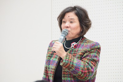 写真：発表者に質問をする社会福祉学科教員