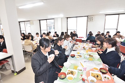 写真：おいしそうに提供された食事を食べる学生